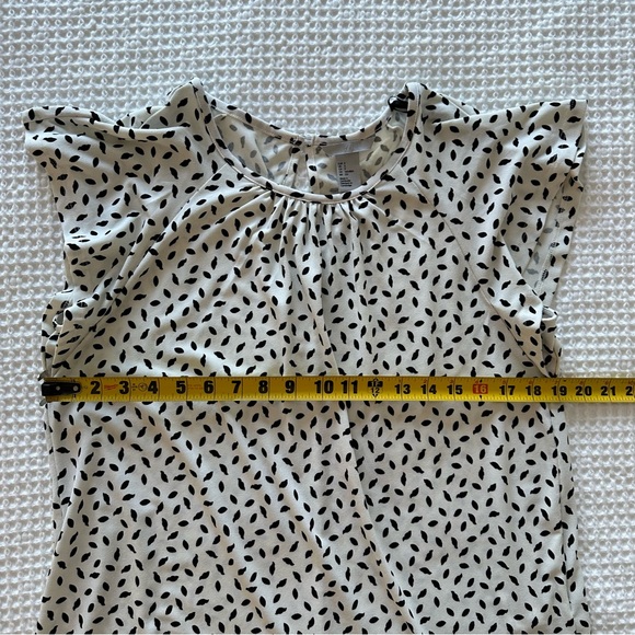 H&M Blouse Women’s Size S White Black Dot Print Flutter Cap Sleeve Lightweight - Picture 9 of 10